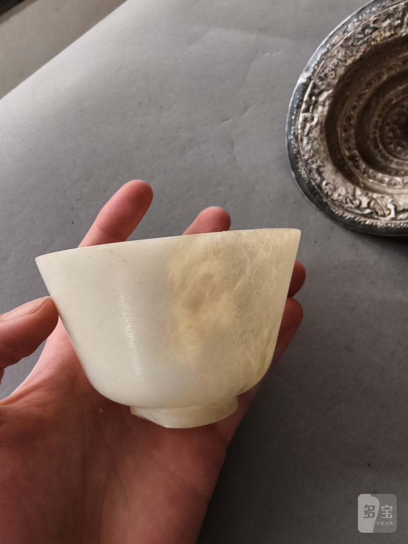 A jade bowl with stand and cover in silver with animals and floral motifs in relief - 图6